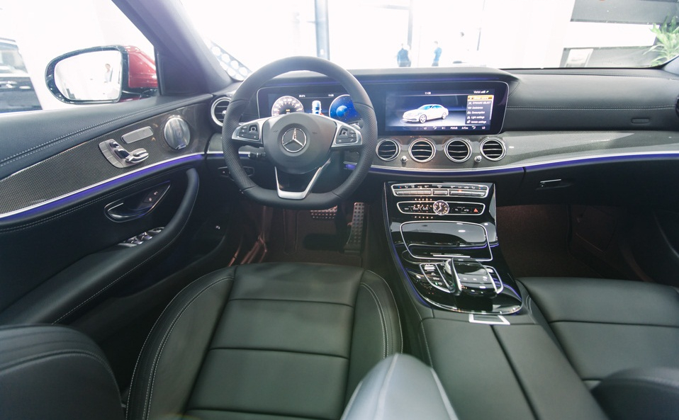 Mercedes-Benz E300 AMG 2019 hướng tới đối tượng khách hàng doanh nhân trẻ Mercedes-Benz E300 AMG 2019