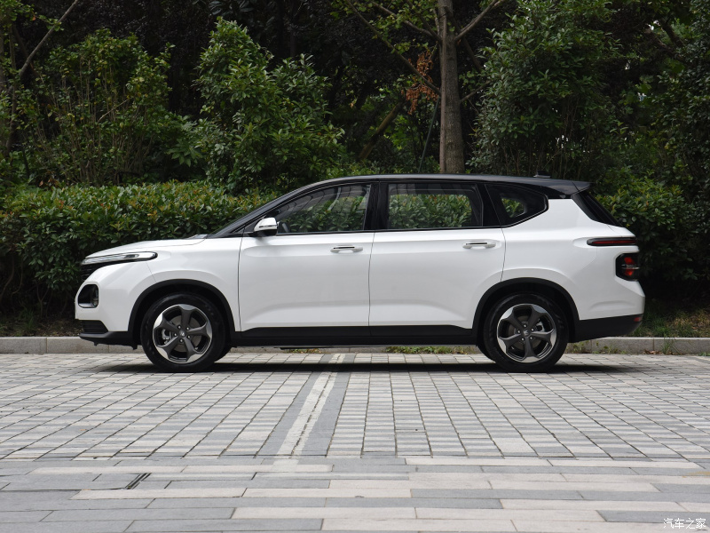 Nhìn từ bên sườn, Baojun RM-5 có thiết kế khá mượt mà và lạ mắt