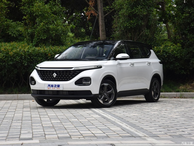 Baojun RM-5 có lưới tản nhiệt phía trước khá lớn cộng hai dải đèn pha mỏng
