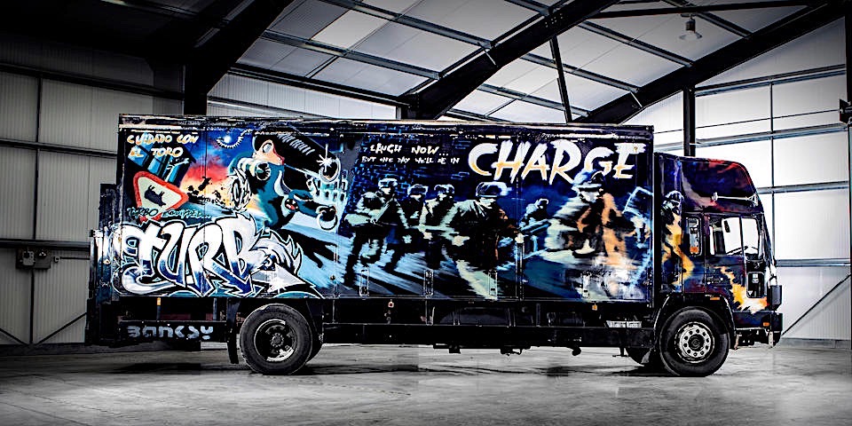Chiếc xe tải đặc biệt n&agrave;y c&oacute; mang dấu ấn nghệ thuật của Banksy