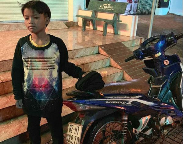 A Duy Khang - Cậu bé 13 tuổi điều khiển xe gắn máy đi lạc hơn 300km