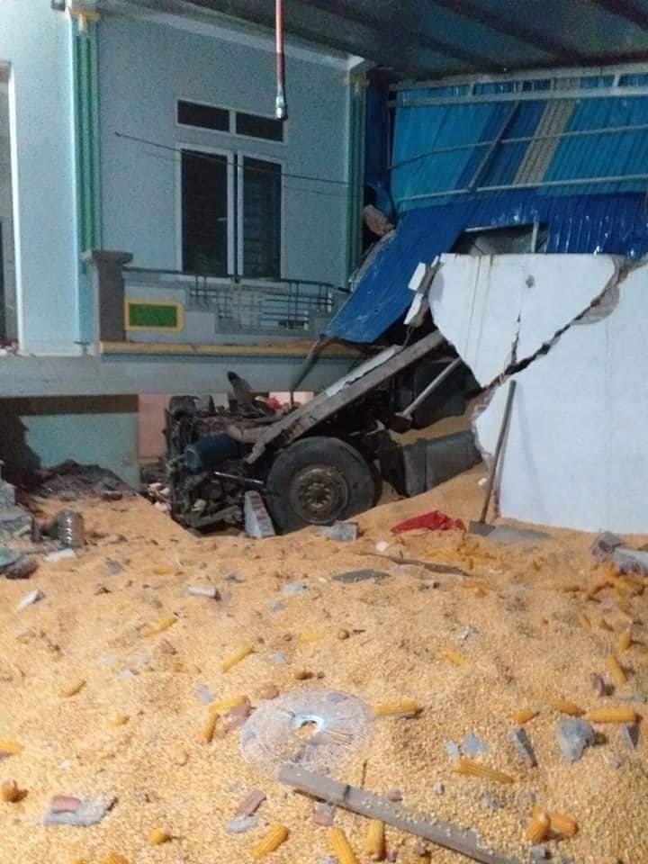 Phần đầu của chiếc xe container bị hỏng nặng sau vụ tai nạn