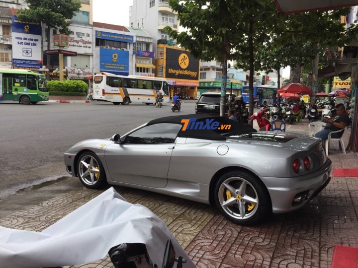 Chiếc si&ecirc;u xe Ferrari đầu ti&ecirc;n về Việt Nam v&agrave;o năm 2007 cũng thuộc phi&ecirc;n bản 360 Spider v&agrave; ngoại thất chiếc xe n&agrave;y mang m&agrave;u sơn bạc