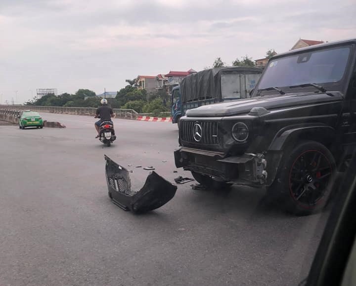 Chiếc SUV hạng sang Mercedes-AMG G63 Edition 1 được cho xảy ra va chạm với một xe &ocirc; t&ocirc; kh&aacute;c