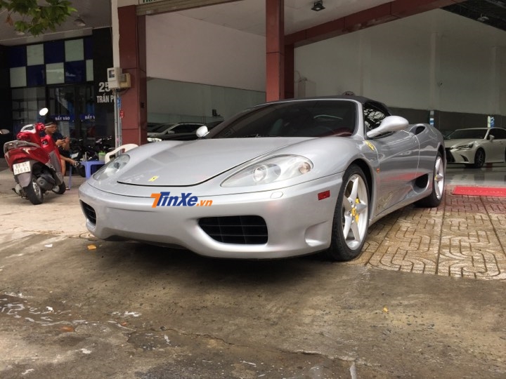 Cận cảnh m&agrave;u sơn bạc tr&ecirc;n chiếc si&ecirc;u xe Ferrari 360 Spider mới thay &aacute;o