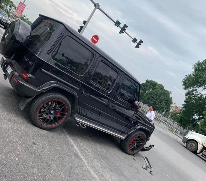 Cản va trước c&ugrave;ng một số mảnh vỡ d&agrave;n &aacute;o của Mercedes-AMG G63 Edition 1 rơi xuống đường