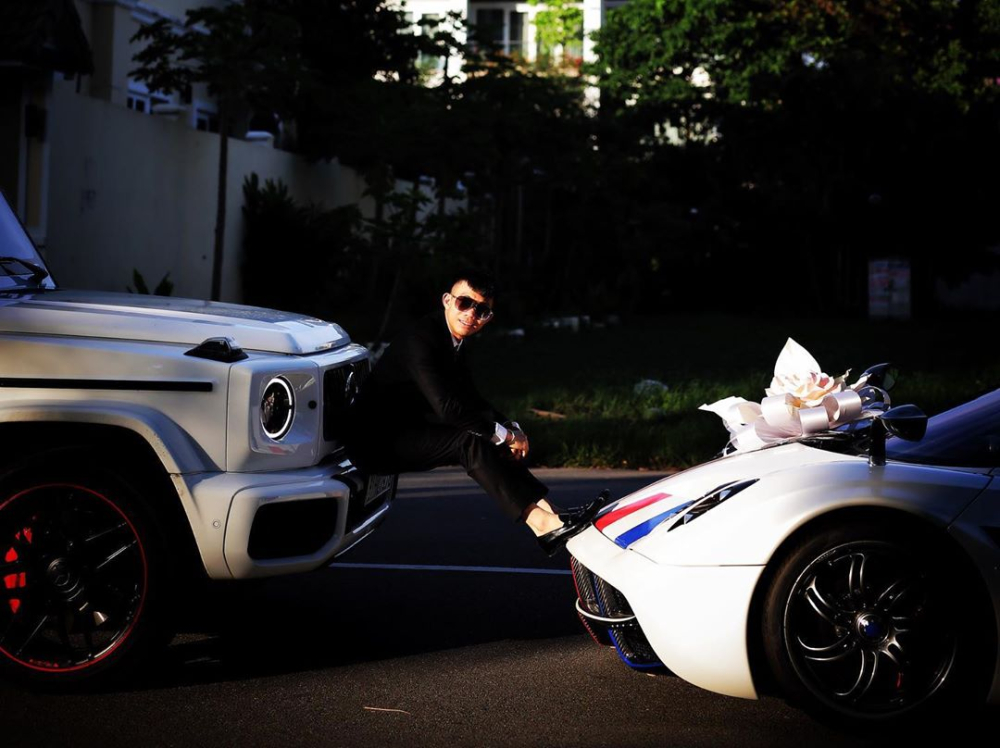 Minh Nhựa li&ecirc;n tục chia sẻ h&igrave;nh ảnh độc chụp c&ugrave;ng Pagani Huayra v&agrave; Mercedes-AMG G63 Edition 1