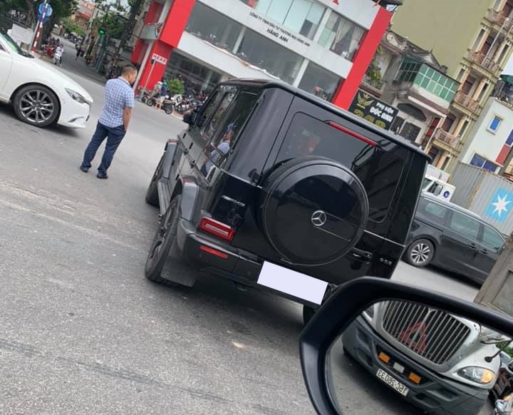 Phần đu&ocirc;i xe kh&ocirc;ng c&oacute; thiệt hại n&agrave;o