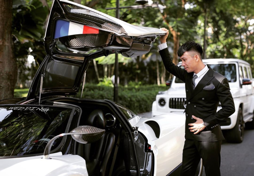Minh Nhựa b&ecirc;n cạnh Pagani Huayra đ&atilde; thay &aacute;o. Ph&iacute;a sau l&agrave; Mercedes-AMG G63 Edition 1