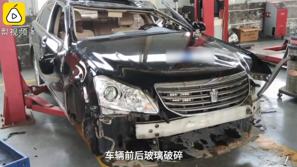 Thiệt hại của chiếc sedan khi chủ xe drift hỏng