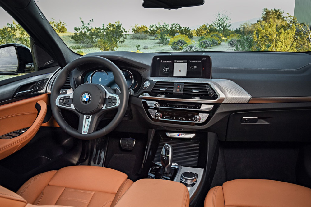 BMW X3 có một loạt tính năng, công nghệ như đèn pha LED, màn hình kỹ thuật số BMW Live Cockpit, hệ thống định vị BMW Navigation Business, ghế bọc da cao cấp. BMW X3