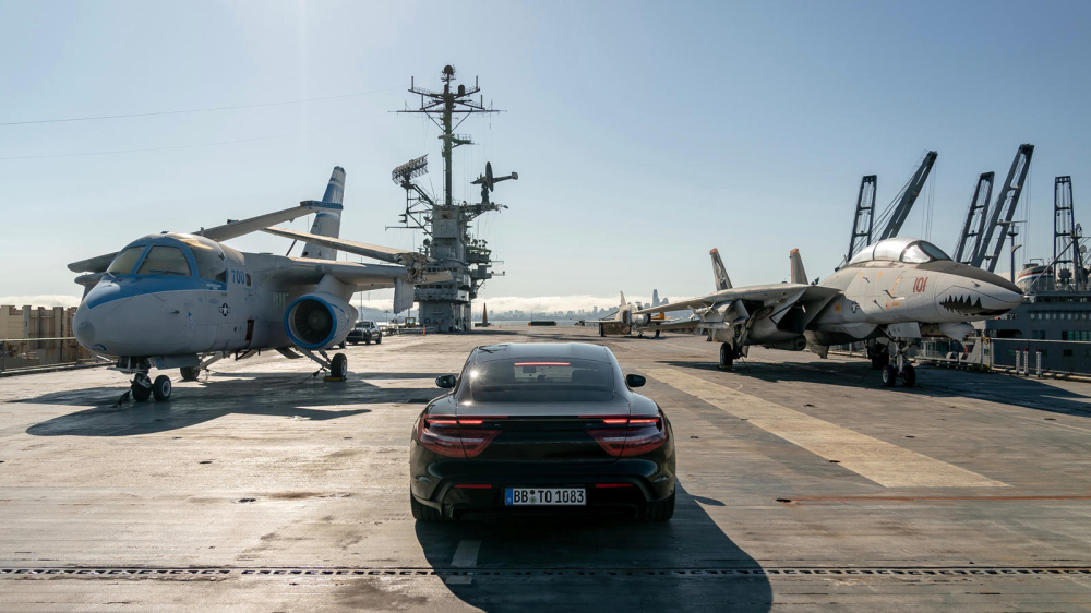 Thay vì một đoạn đường thử xe thông thường, Porsche Taycan đã thể hiện khả năng của nó trên sàn tàu sân bay