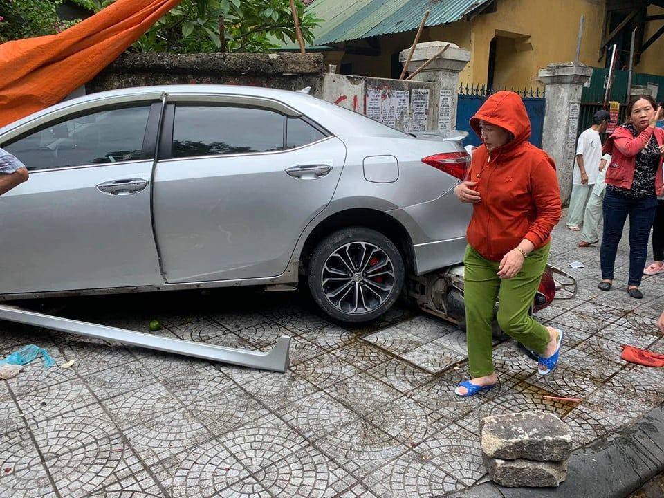 Chiếc xe &ocirc; t&ocirc; bung vỏ, xe m&aacute;y nằm kẹt dưới gầm