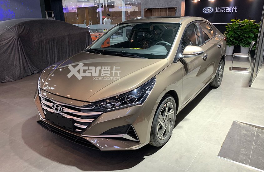 Tr&ecirc;n đầu xe của Hyundai Accent 2020 kh&ocirc;ng c&oacute; dấu hiệu của đ&egrave;n sương m&ugrave; trước