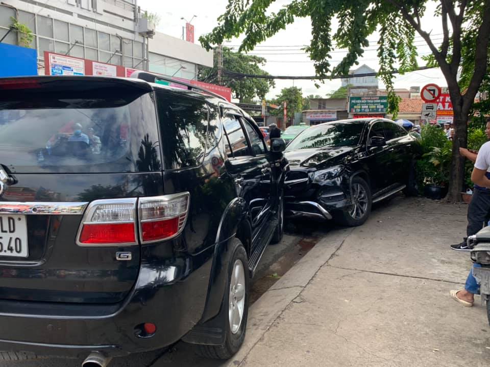 Chiếc &ocirc; t&ocirc; hạng sang Mercedes-Benz đối đầu Toyota Fortuner