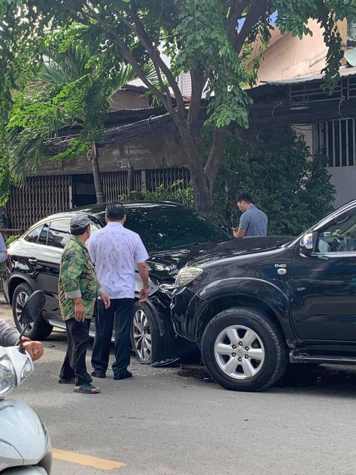 Cả chiếc Mercedes-Benz lẫn Toyota Fortuner đều biến dạng phần đầu xe