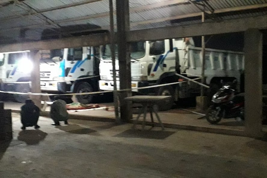 Hiện trường vụ cabin xe ben đ&egrave; l&ecirc;n t&agrave;i xế tại B&igrave;nh Dương