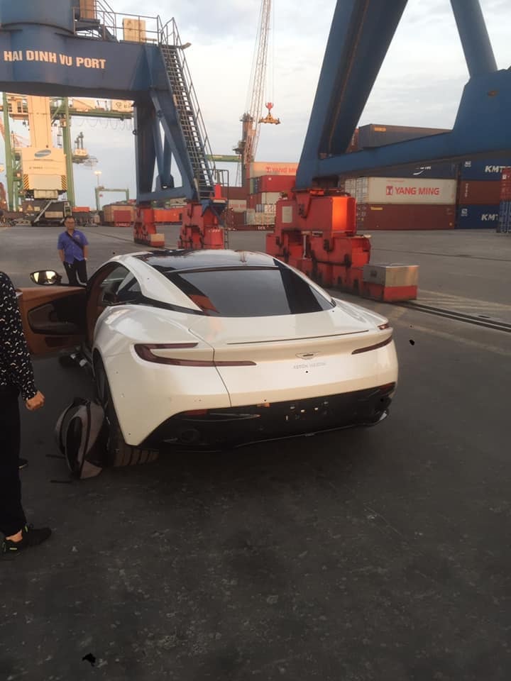 Chiếc Aston Martin DB11 phi&ecirc;n bản V8 mới về Việt Nam c&oacute; m&agrave;u sơn Morning Frost White