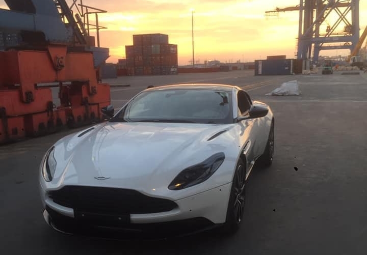 Chiếc Aston Martin DB11 n&agrave;y thuộc phi&ecirc;n bản V8 do nắp cap&ocirc; chỉ c&oacute; 2 khe hốc gi&oacute;