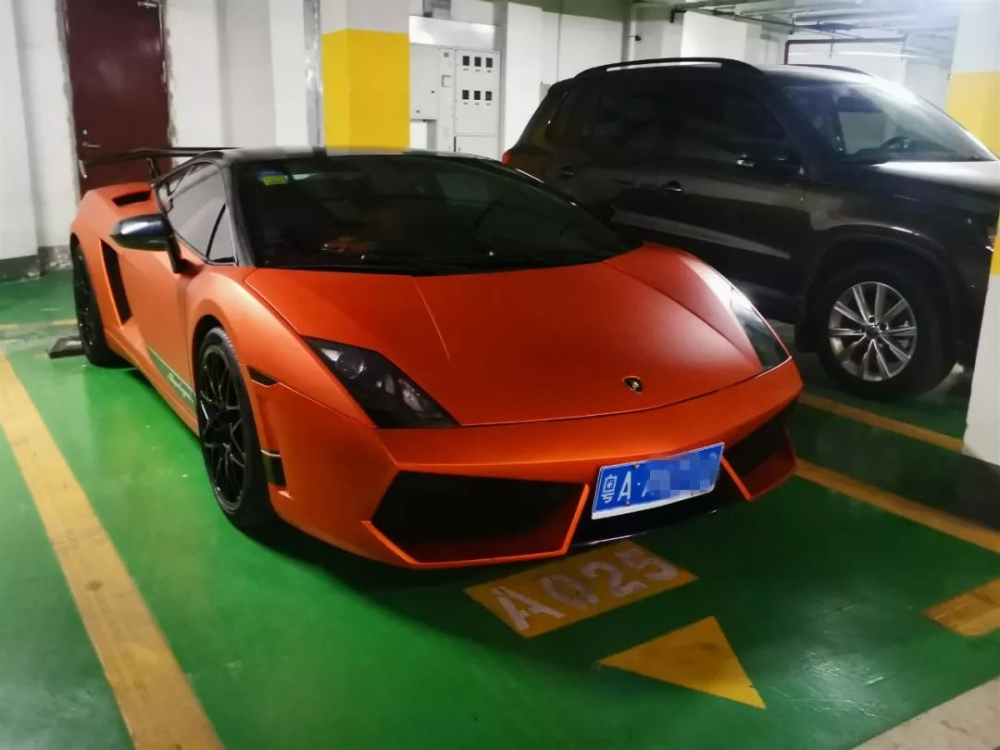 Chiếc siêu xe Lamborghini Gallardo LP570-4 Superleggera bị cảnh sát cho biết có vỏ gương, cánh gió đuôi và nóc xe mang màu đen khác với thông tin đăng ký Chiếc siêu xe Lamborghini Gallardo LP570-4 Superleggera bị cảnh sát cho biết có vỏ gương, cánh gió đuôi và nóc xe mang màu đen khác với thông tin đăng ký