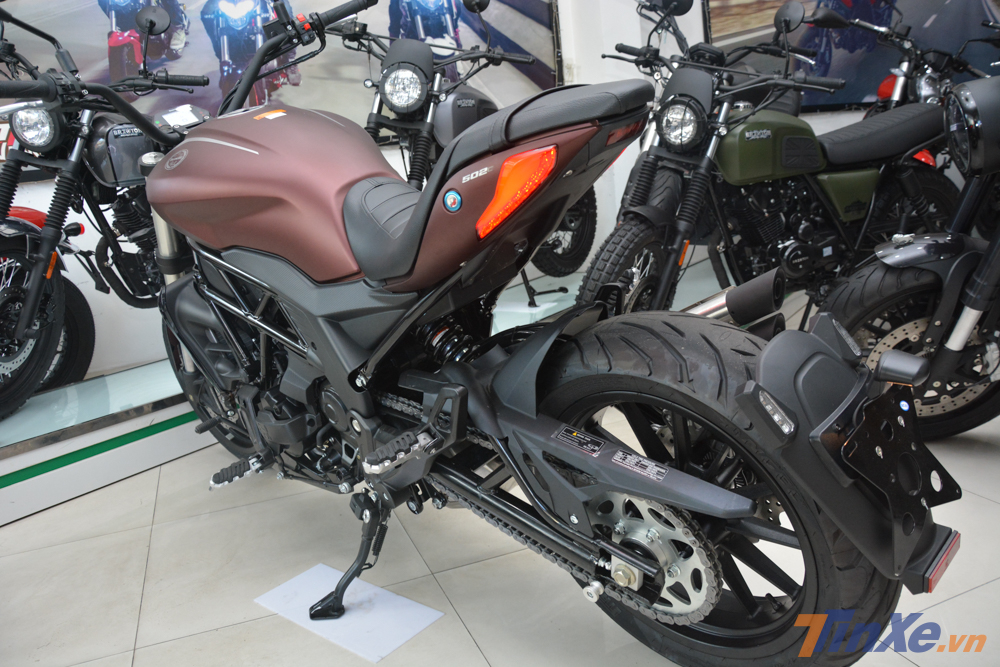 Vẻ đẹp của Benelli 502C nh&igrave;n từ ph&iacute;a sau