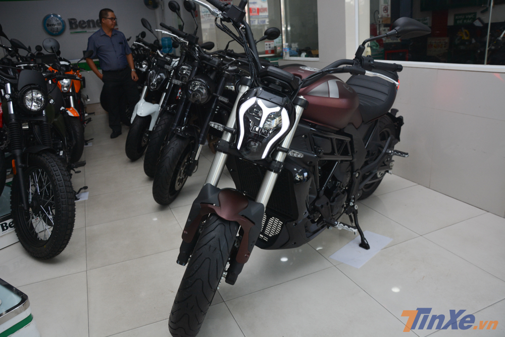 Benelli 502C c&oacute; trọng lượng 216 kg