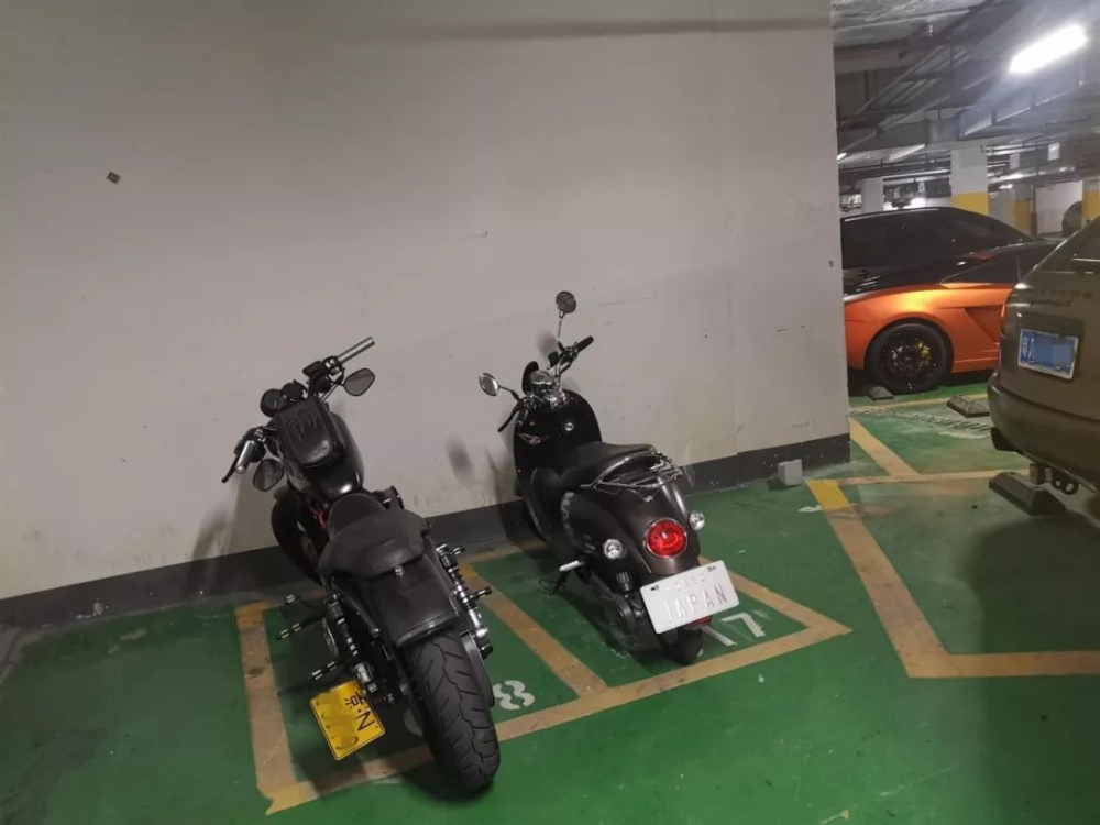Một chiếc mô tô của Harley-Davidson cũng bị cảnh sát tạm giữ để điều tra Một chiếc mô tô của Harley-Davidson cũng bị cảnh sát tạm giữ để điều tra