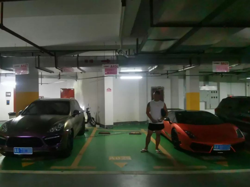 Nam thanh niên sử dụng biển giả cho siêu xe Lamborghini Gallardo LP570-4 Superleggera và Porsche Cayenne Nam thanh niên sử dụng biển giả cho siêu xe Lamborghini Gallardo LP570-4 Superleggera và Porsche Cayenne