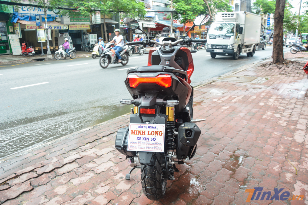Honda ADV 150 nhìn từ phía đuôi xe Honda ADV 150 nhìn từ phía đuôi xe