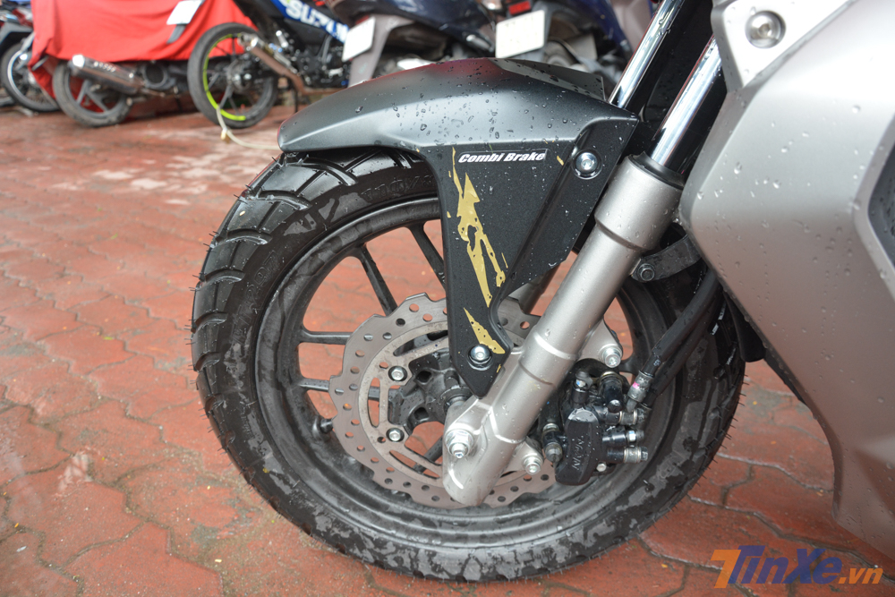 Chiếc Honda ADV 150 trong bài viết này thuộc phiên bản phanh CBS Chiếc Honda ADV 150 trong bài viết này thuộc phiên bản phanh CBS