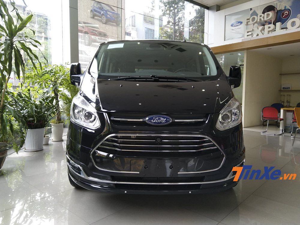 Ford Tourneo có thiết kế ngoại thất được thừa hưởng khá nhiều từ những người anh em như Ford Transit, Ford Ecosport. Ford Tourneo có thiết kế ngoại thất được thừa hưởng khá nhiều từ những người anh em như Ford Transit, Ford Ecosport.