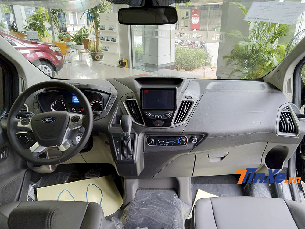 Nội thất bên trong Ford Tourneo không quá ấn tượng nhưng đầy đủ các tiện nghi cơ bản để phục vụ hành khách trên xe. Nội thất bên trong Ford Tourneo không quá ấn tượng nhưng đầy đủ các tiện nghi cơ bản để phục vụ hành khách trên xe.