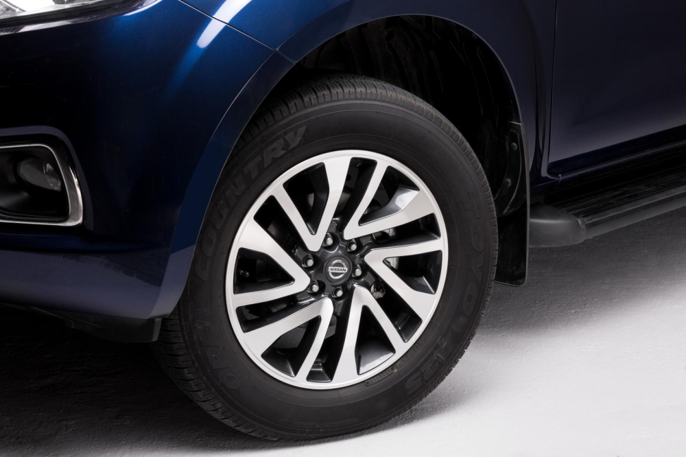 Nissan Navara EL A-IVI được trang bị mâm hợp kim 18 inch thể thao Nissan Navara EL A-IVI được trang bị mâm hợp kim 18 inch thể thao