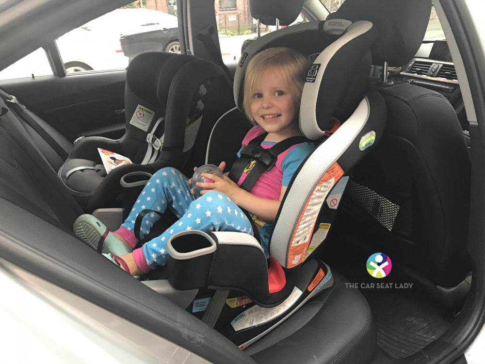 M&ocirc; h&igrave;nh ghế trẻ em quay mặt về ph&iacute;a sau