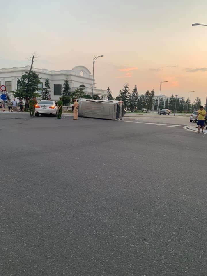 Lực lượng chức năng c&oacute; mặt tại hiện trường vụ tai nạn