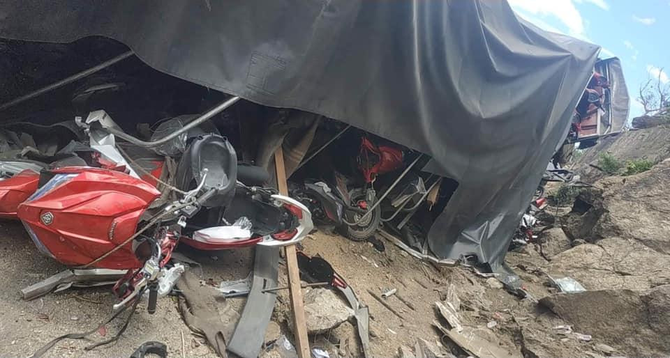 Một chiếc xe ga Honda Airblade m&agrave;u đỏ rơi xuống đất