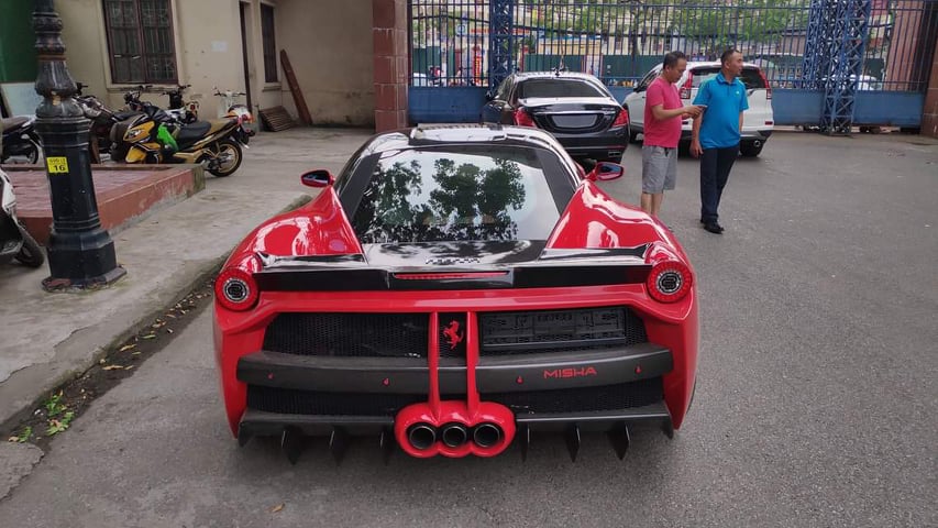 Phần đuôi siêu xe Ferrari 458 Italia độ body kit Misha Designs lúc còn mang màu sơn nguyên bản Phần đuôi siêu xe Ferrari 458 Italia độ body kit Misha Designs lúc còn mang màu sơn nguyên bản