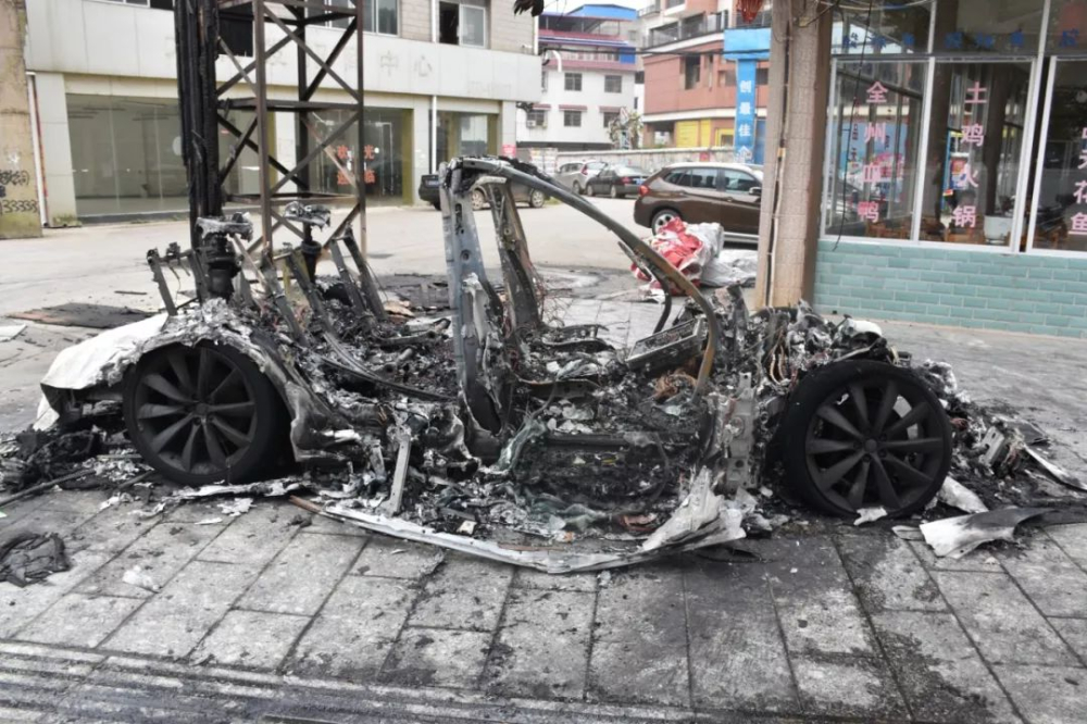 Chiếc xe Tesla Model X bị lửa thiêu rụi hoàn toàn