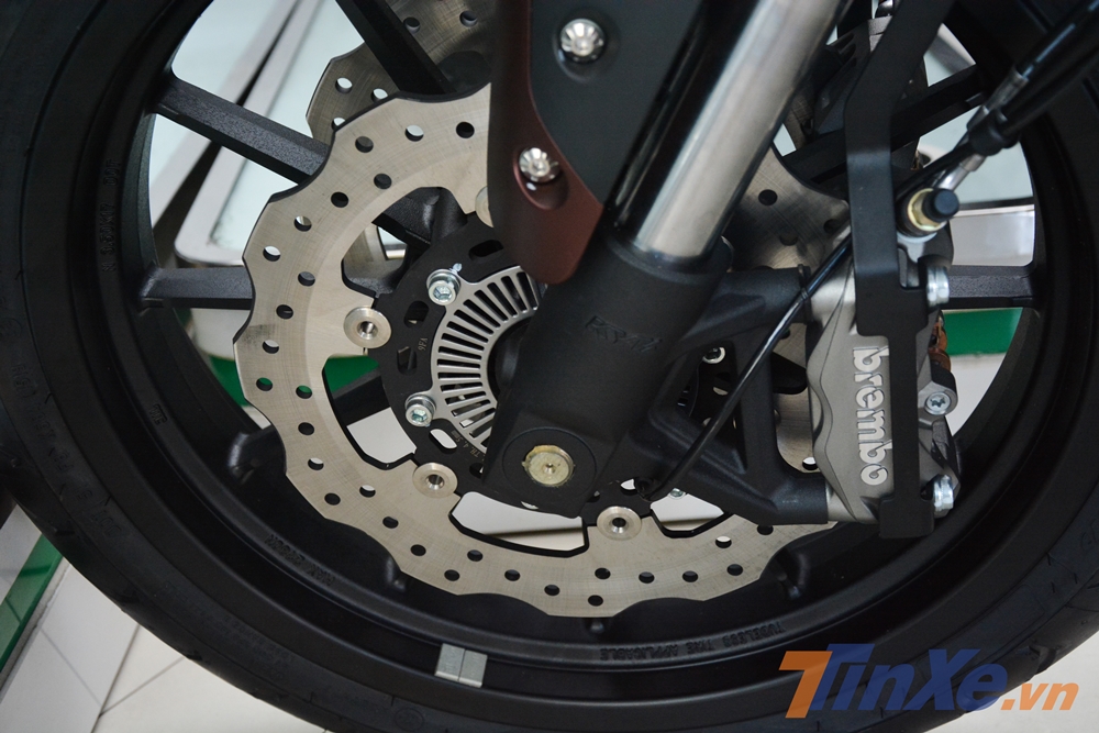Benelli 502C 2019 c&oacute; kẹp phanh của Brembo