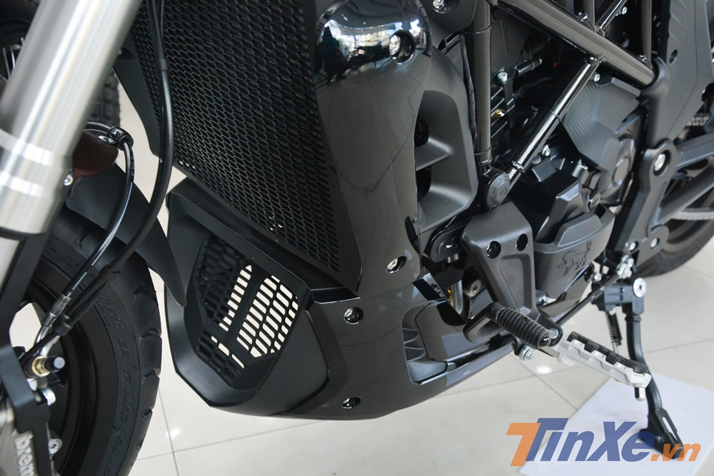 Benelli 502C 2019 được trang bị th&ecirc;m một mỏ c&agrave;y