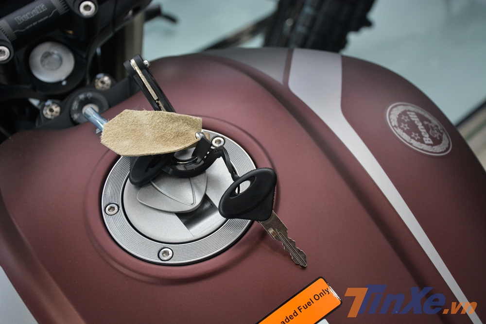 Benelli 502C 2019 ti&ecirc;u thụ nhi&ecirc;n liệu v&agrave;o khoảng 4,2 l&iacute;t/100 km