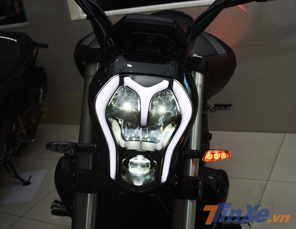 Cận cảnh đ&egrave;n pha LED tr&ecirc;n Benelli 502C 2019