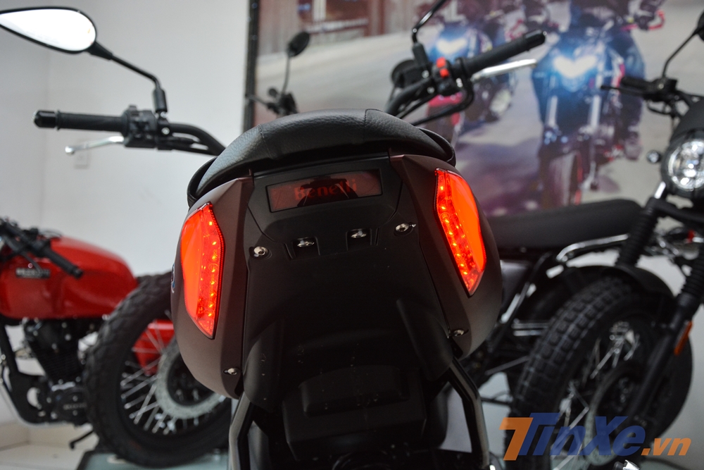 C&ograve;n đ&acirc;y l&agrave; đ&egrave;n hậu của xe