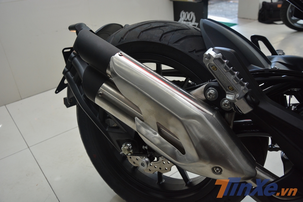 Xe sử dụng ống xả k&eacute;p