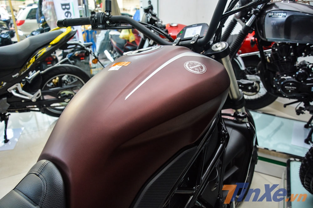 Thiết kế b&igrave;nh xăng của Benelli 502C 2019