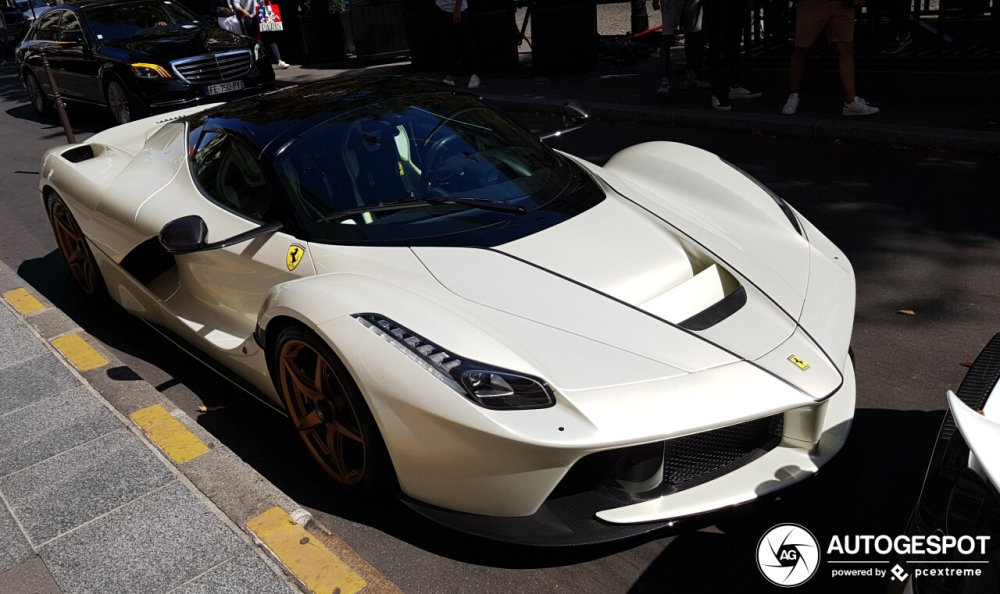 Ferrari LaFerrari Aperta m&agrave;u trắng