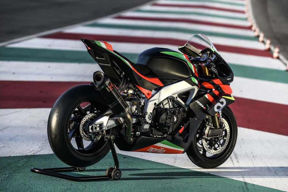 Aprilia RSV4 X c&oacute; trọng lượng thấp hơn v&agrave; động cơ mạnh mẽ hơn so với c&aacute;c mẫu xe kh&aacute;c thuộc d&ograve;ng RSV4