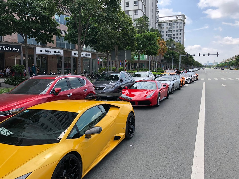 D&agrave;n si&ecirc;u xe đắt đỏ của nh&agrave; gi&agrave;u Việt tập trung tại khu đ&ocirc; thị Sala, quận 2, trước khi về B&igrave;nh Dương mừng Cường Đ&ocirc;-la khai trương nh&agrave; h&agrave;ng thứ 3