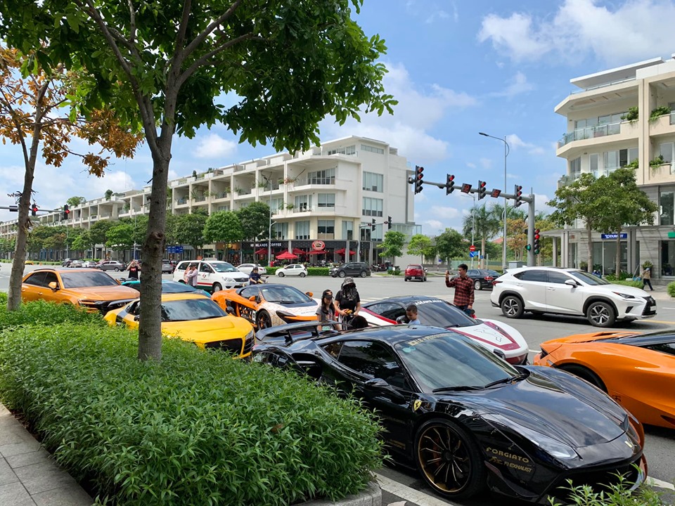 C&oacute; gần 11 chiếc si&ecirc;u xe từ S&agrave;i th&agrave;nh di chuyển xuống B&igrave;nh Dương để chia vui c&ugrave;ng Cường Đ&ocirc;-la trong ng&agrave;y khai trương nh&agrave; h&agrave;ng đầu ti&ecirc;n được mở ở B&igrave;nh Dương