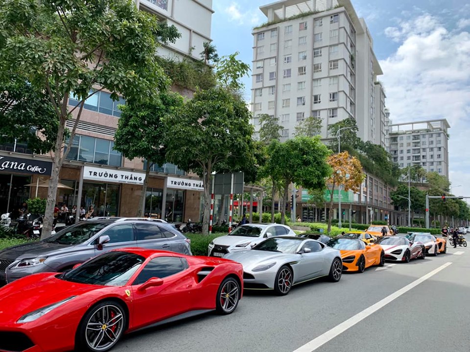 D&agrave;n si&ecirc;u xe bao gồm Ferrari 488 Spider, Aston Martin DB11 V8, McLaren 720S m&agrave;u cam của Cường Đ&ocirc;-la, McLaren 720S m&agrave;u đỏ Memphis, McLaren 650S Spider. Ảnh: CarPassion Team